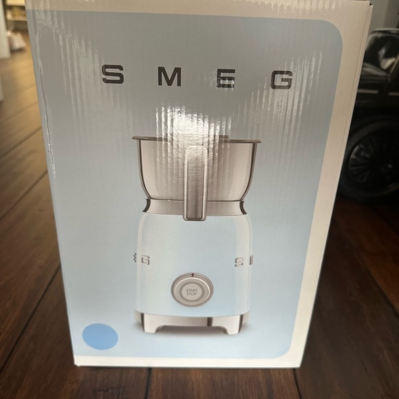 Smeg blue milk frother - Picture 3 of 5